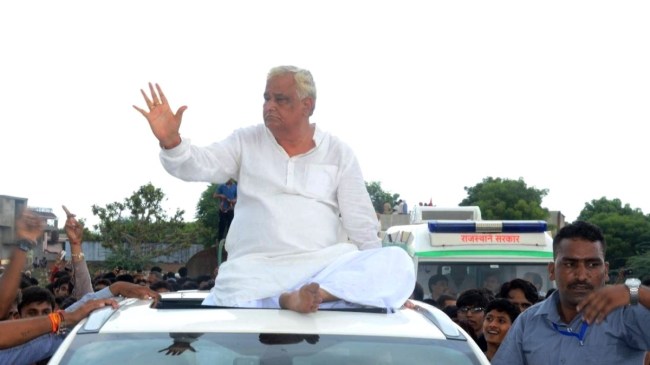 BJP candidate Kirodi Lal Meena Meeting Stong Pelting Badolas, Sawai Madhopur