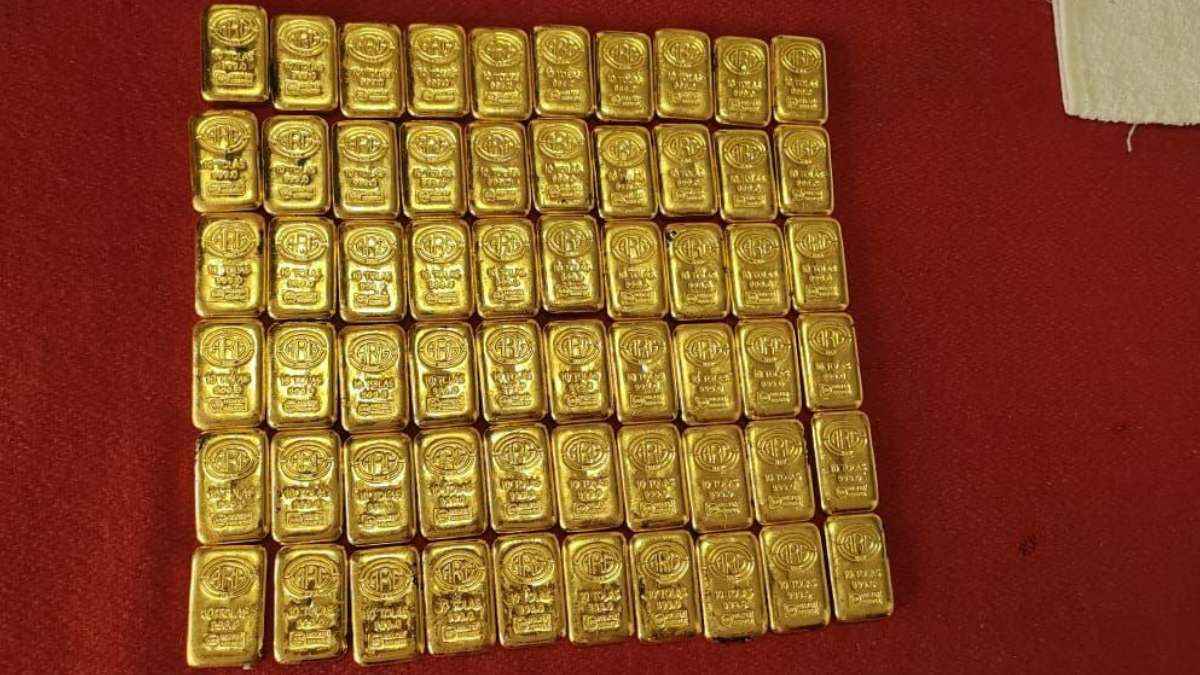 भारत-बांग्लादेश सीमा पर पकड़ा गया 23 साल का तस्कर, करोड़ों की कीमत के 60 Gold Biscuit जब्त