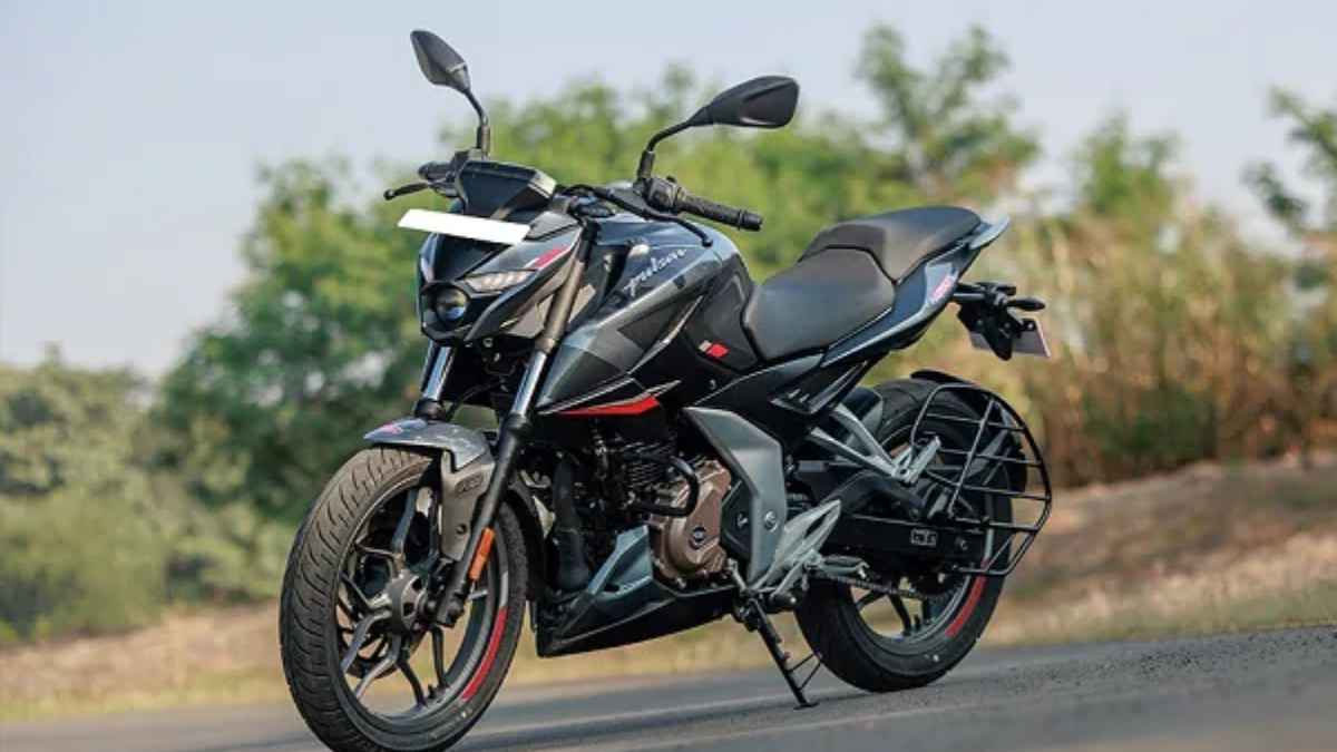 35 kmpl की माइलेज, ABS की सेफ्टी, Bajaj की स्टाइलिश बाइक में 14 लीटर का फ्यूल टैंक