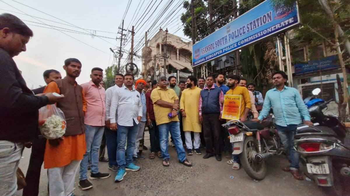 अयोध्या में बन रहे राम मंदिर की खुशी में बंगाल में निकली शोभायात्रा को पुलिस ने रोका, 20 से ज्यादा लोग गिरफ्तार