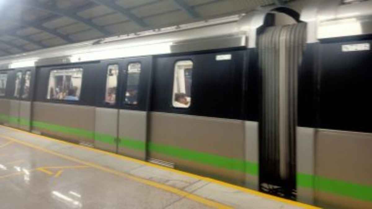 मेट्रो में अपराध; 10वीं क्लास के स्टूडेंट्स ने कैमरे को ढका, स्कूल ड्रेस से पहचान कर पुलिस ने किया काबू