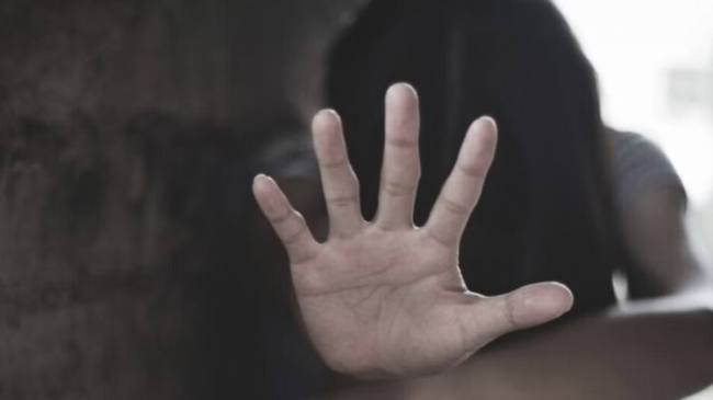 राजस्थान के बाड़मेर में नाबालिग के साथ बलात्कार का मामला सामने आया है। प्रतीकात्मक तस्वीर
