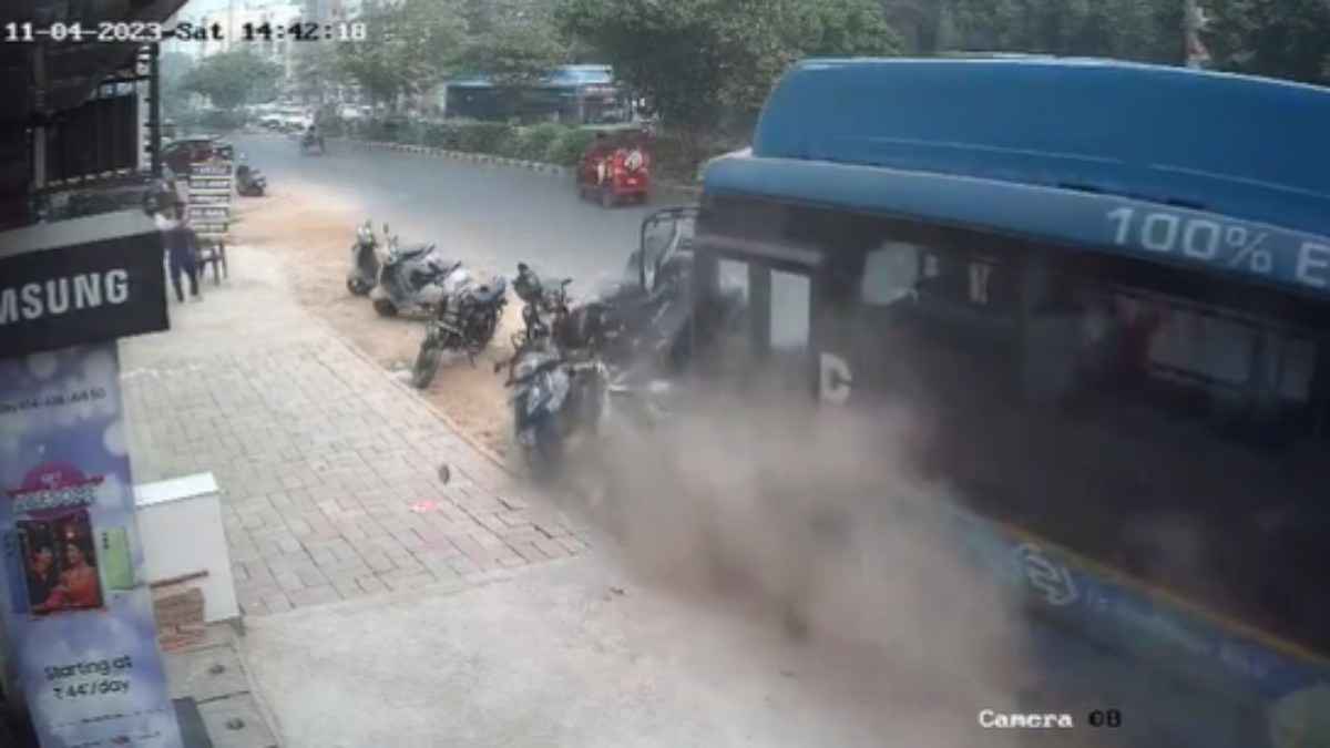 Watch Video: रोहिणी में बेकाबू हुई DTC की बस, बुलडोजर की तरह समेट दीं कई बाइक, एक की मौत