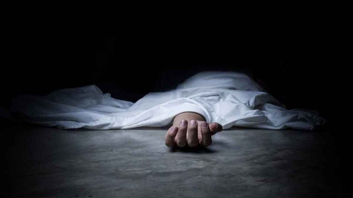 छोटी सोच ने किया महाविनाश; बंद अपार्टमेंट में गली-सड़ी हालत में मिली कपड़ा व्यापारी, पत्नी और दो बच्चों की लाशें