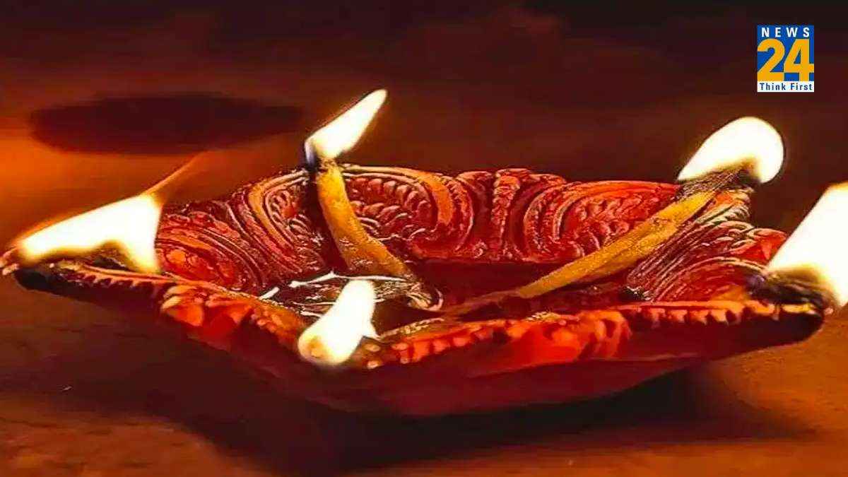 घर में रोजाना जलता हैं दीपक? जरूर जान लें यह खास नियम, वरना होगा भयानक आर्थिक नुकसान!