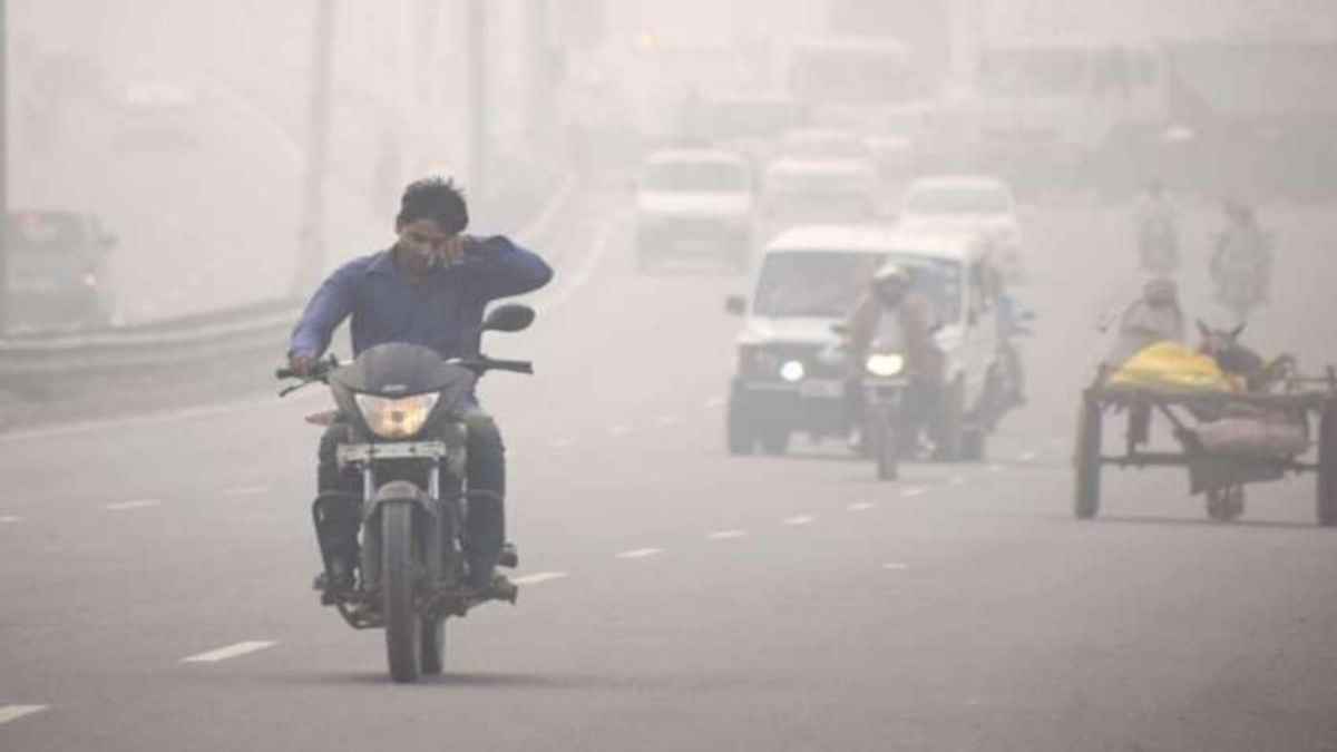 Delhi-NCR Air quality: दिल्ली-एनसीआर में सांसों पर संकट, 400 के आसपास AQI, लोग बोले- आंखों में हो रही जलन