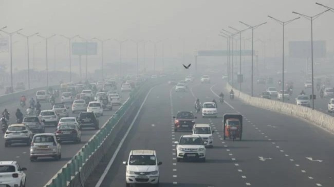 Delhi-NCR Air Quality: दिल्ली-एनसीआर की हवा में सांस लेना मुश्किल, कई इलाकों में AQI का लेवल 400 से अधिक दर्ज
