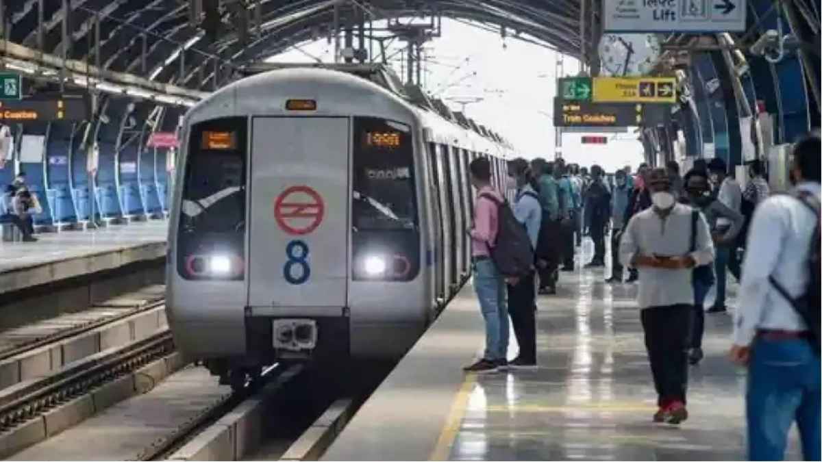 Delhi Metro: राजौरी गार्डन स्टेशन पर मेट्रो के सामने कूदी महिला, सुसाइड के पीछे की वजह जानने को जुटी पुलिस