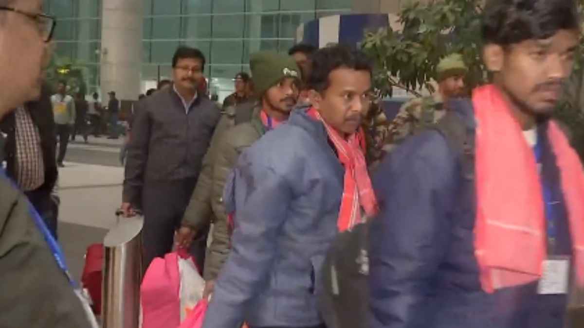 Utterkashi Tunnel Collapse : सिल्कियारा टनल से रेस्क्यू किए गए 41 मजदूर दिल्ली एयरपोर्ट पहुंचे; बताया-कैसे बीते वो 12 घंटे