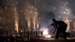 गुजरात में अनोखे अंदाज में मनाई गई दिवाली, लोगों ने एक दूसरे पर पटाखे फेंककर खेला आग का युद्ध