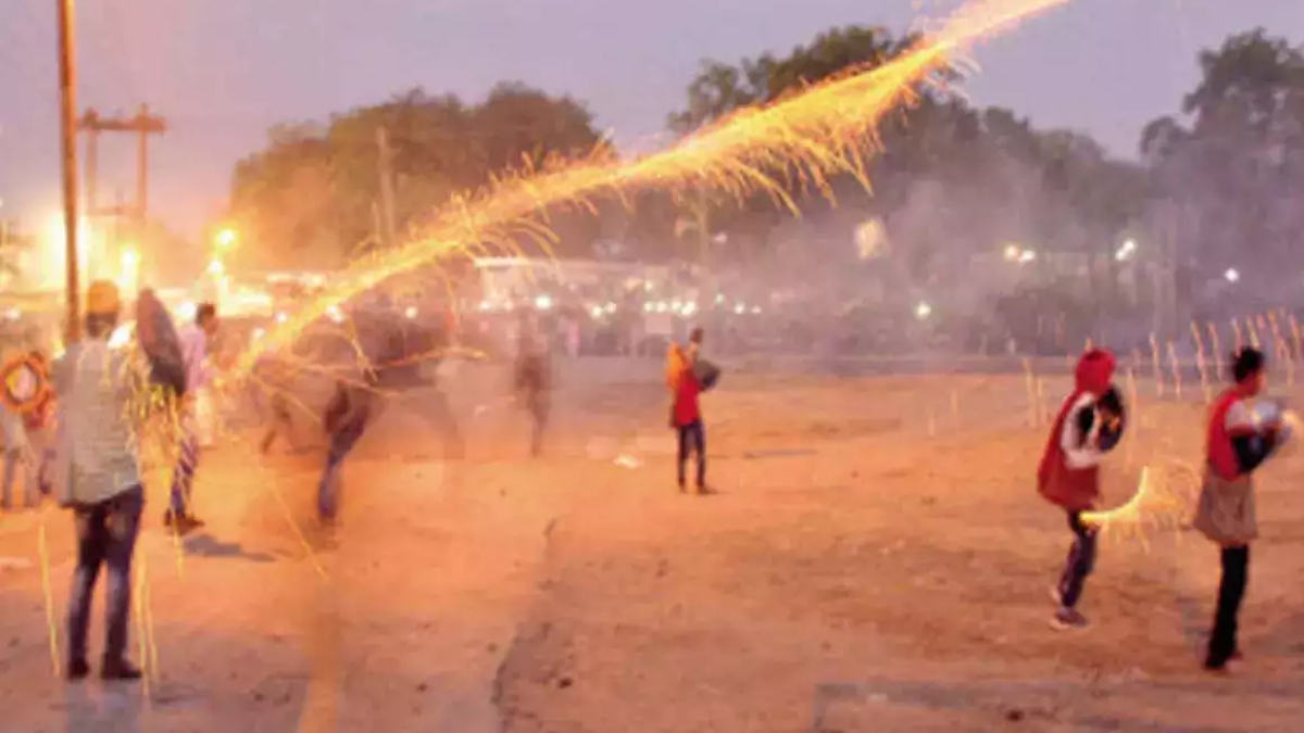 दिवाली के बाद आखिर क्यों एक-दूसरे पर दाग रहे आग के गोले? अनूठी परंपरा में 35 लोग घायल, VIDEO