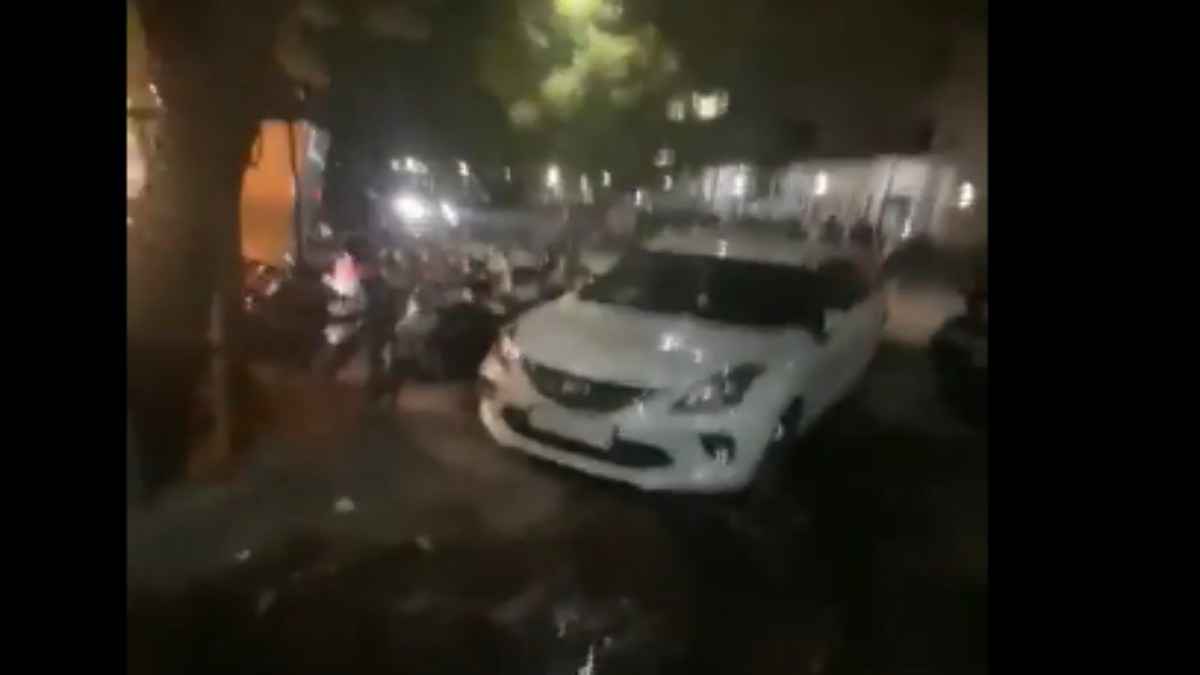 नशे में सिपाही ने ठेले पर किया पेशाब, वीडियो वायरल होने के बाद दो कांस्टेबल सस्पेंड