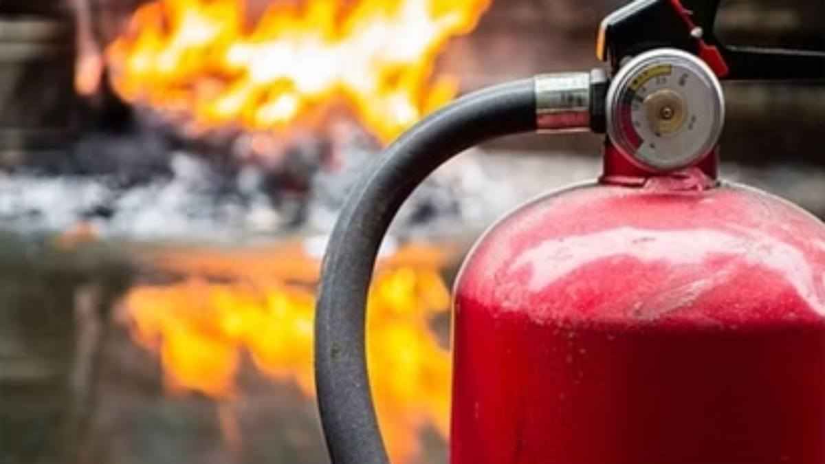 दारू देने से किया इनकार तो शराबी ने दुकान में लगाई आग, स्टाफ पर भी फेंका पेट्रोल, लाखों की संपत्ति खाक