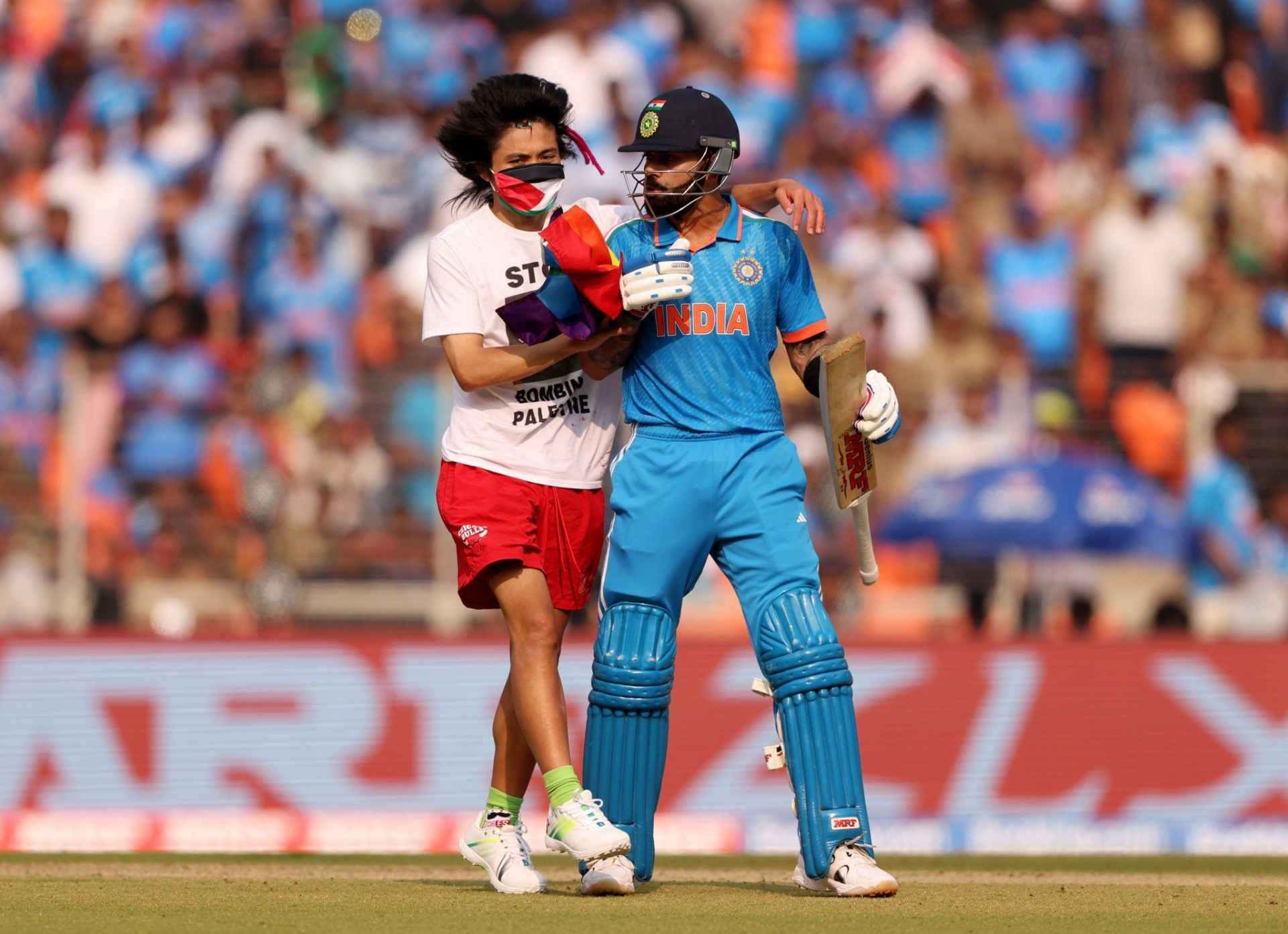 IND vs AUS: फाइनल के बीच मैदान में घुसा शख्स, फिलिस्तीन का झंडा लेकर पहुंचा विराट के करीब