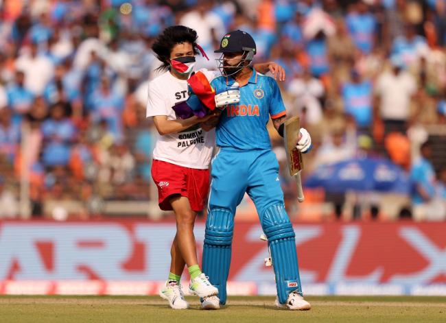 IND vs AUS Virat kohli Fan Breached Security Enters Ground in Final World Cup 2023 IND vs AUS Virat kohli Fan Breached Security Enters Ground in Final World Cup 2023