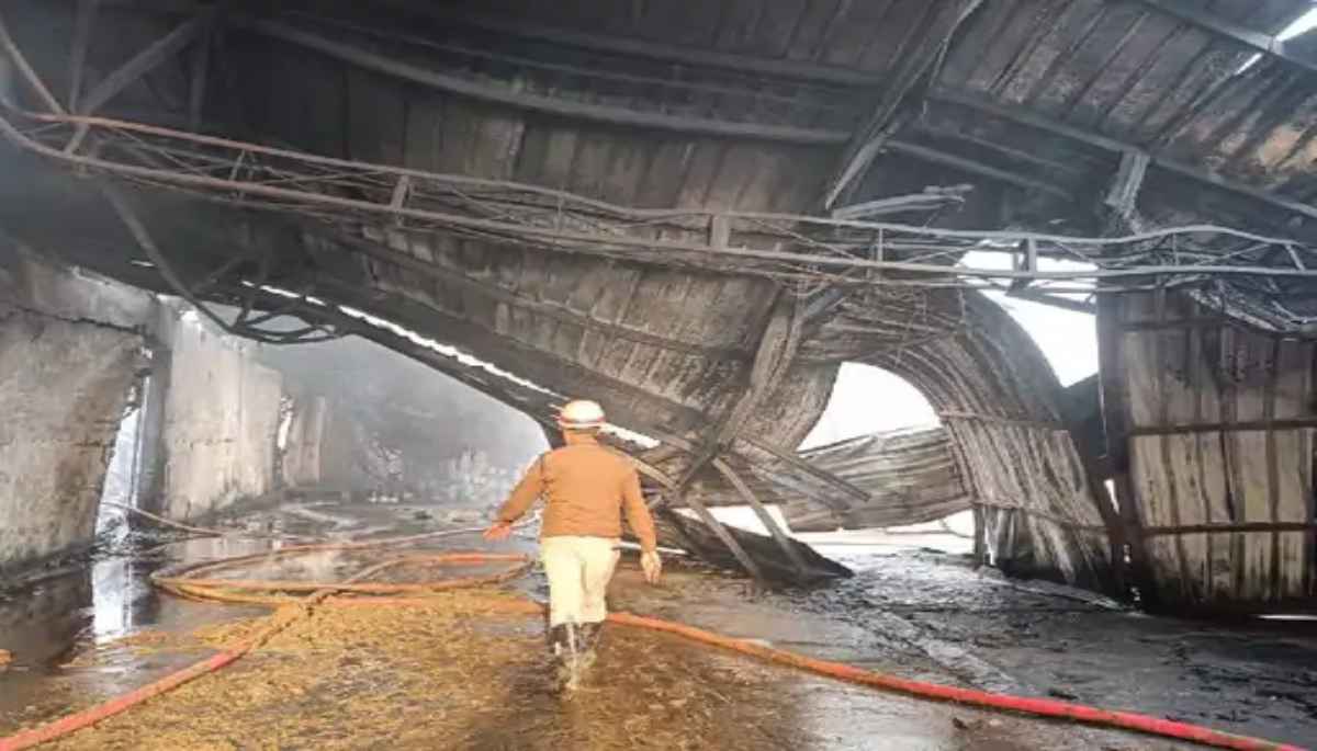 अदाणी के 60 करोड़ स्वाहा, सहारनपुर के घी-तेल गोदाम में लगी भीषण आग
