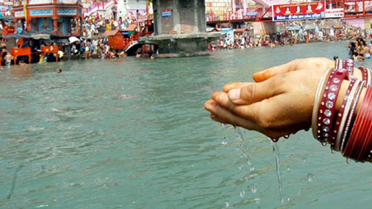 मुस्लिम MLA के मंदिर जाने पर गंगाजल से धोया, हिंदू संगठन के लोगों ने कराया हनुमान चालीसा का पाठ