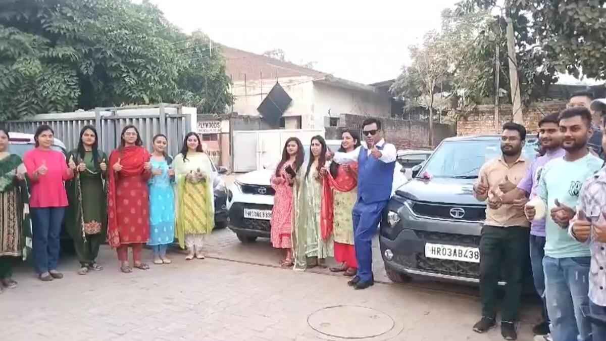 हरियाणा की कंपनी ने कर्मचारियों को दिवाली पर गिफ्ट की कार, ऑफिस बॉय की भी हो गई मौज