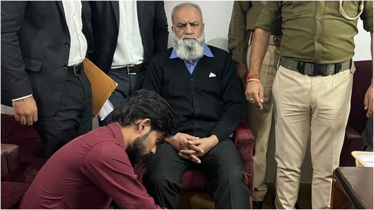 नई पहल: कश्मीर में जेल से छूटते ही आतंकियों के पैरों में पहनाई गई 'पायल'