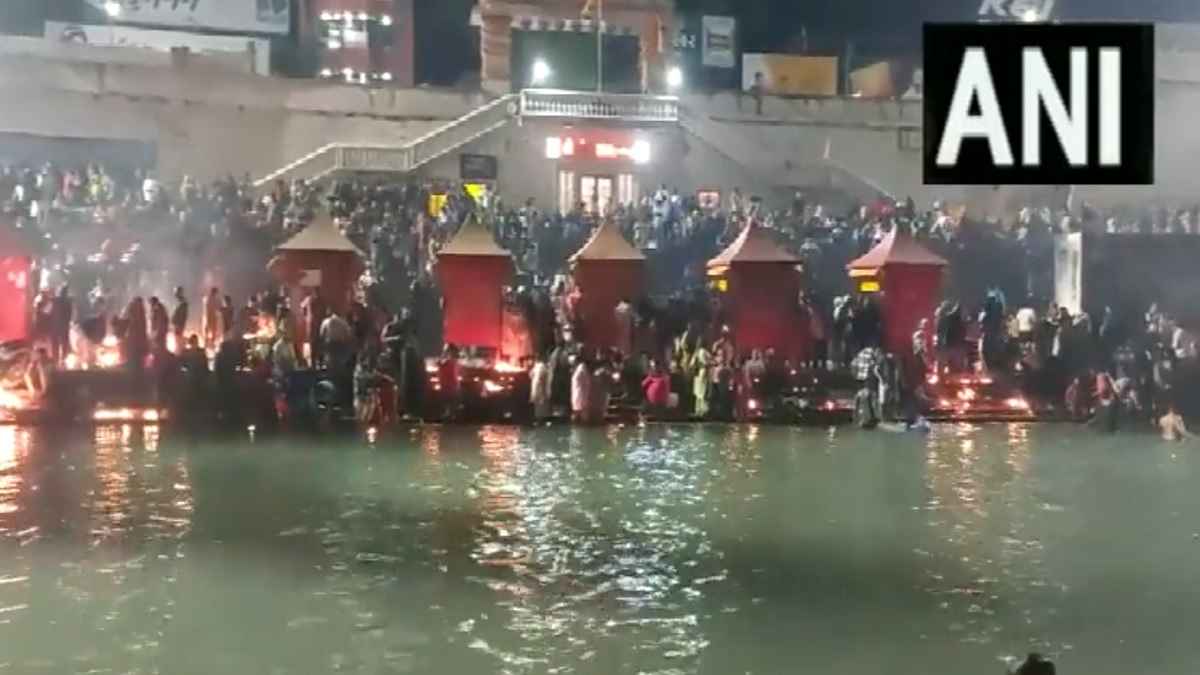 Kartik Purnima 2023: भक्तों ने गंगा नदी में लगाई आस्था की डुबकी, दीप जला सुंरग में फंसे मजदूरों के लिए की प्रार्थना, देखें Video