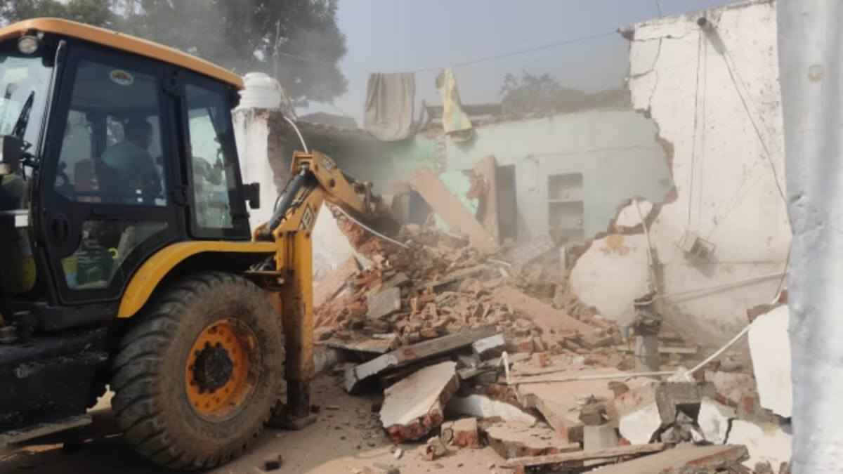 यूपी के सीएम 'योगी' की राह पर चले MP के 'मामा', मुरैना में युवक के हत्यारों के घरों पर चला बुलडोजर