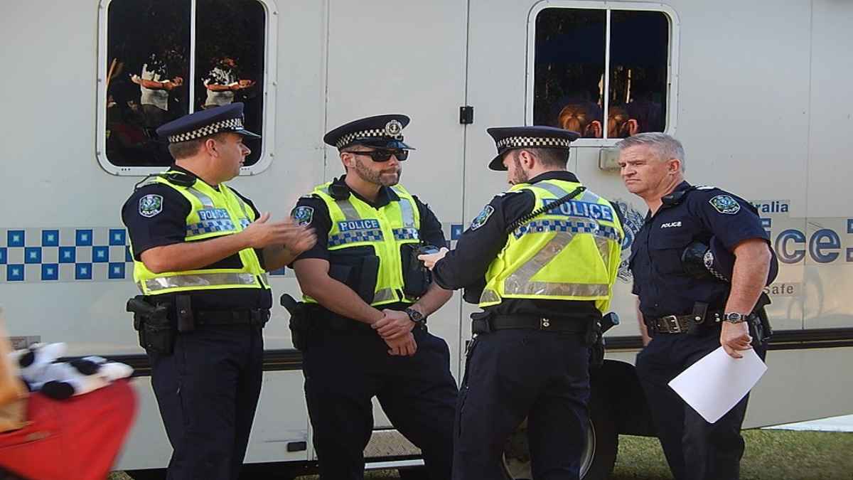 Police_Conversation_(13233550634)