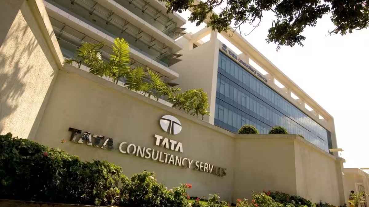 TCS ने 2000 से ज्यादा कर्मचारियों को भेजा ट्रांसफर नोटिस, आईटी एसोसिएशन ने सरकार से की शिकायत