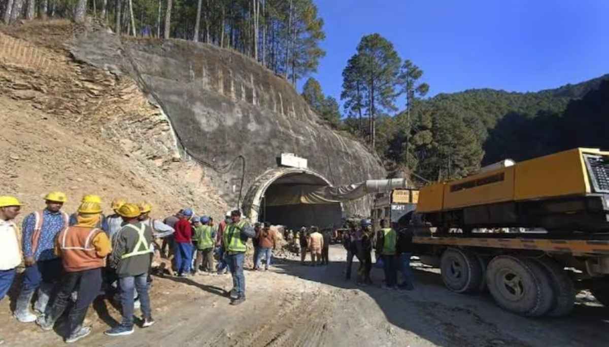 Uttarkashi: इंटरनेशनल टनल विशेषज्ञ पहुंचे, पीएम मोदी ने धामी से फोन पर लिया अपडेट