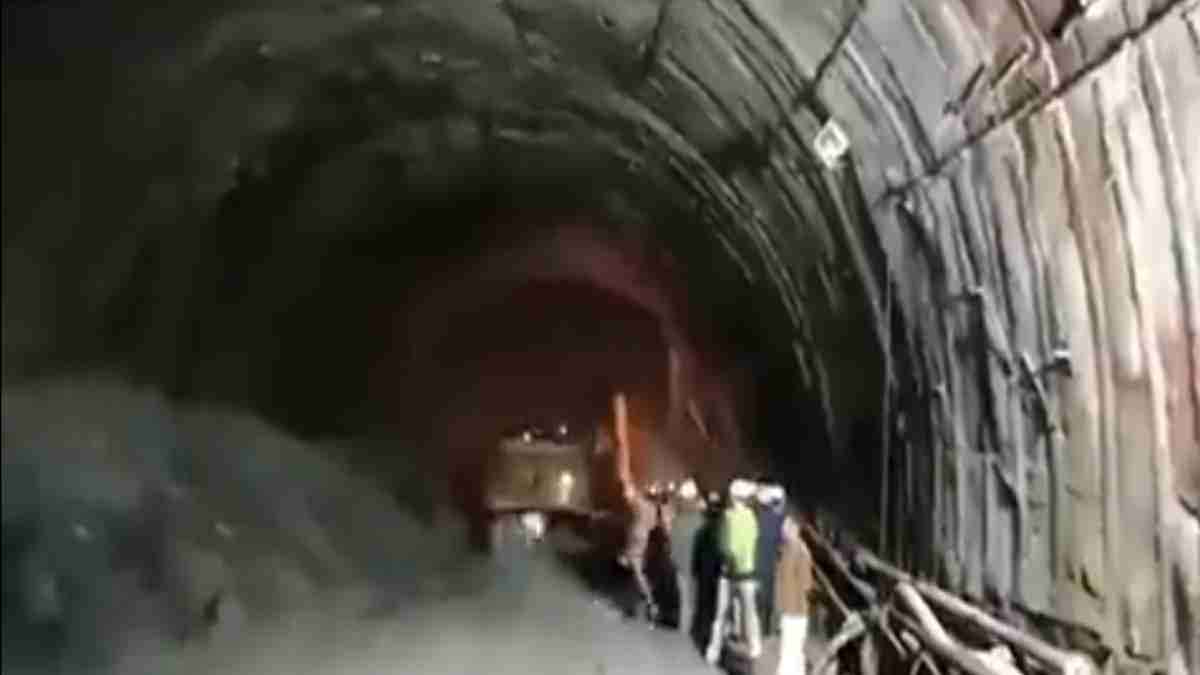 टनल में फंसे 41 मजदूरों को बचाने में अभी लग सकते हैं 4-5 दिन, हर-पल बढ़ रही घरवालों की टेंशन