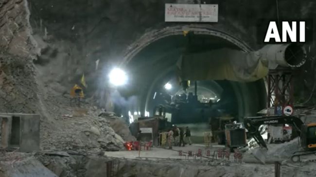 Uttarkashi-Tunnel-Rescu उत्तरकाशी सुरंग में फंसे मजदूरों को इस तकनीकी से निकाला जा रहा बाहर, देखें Video