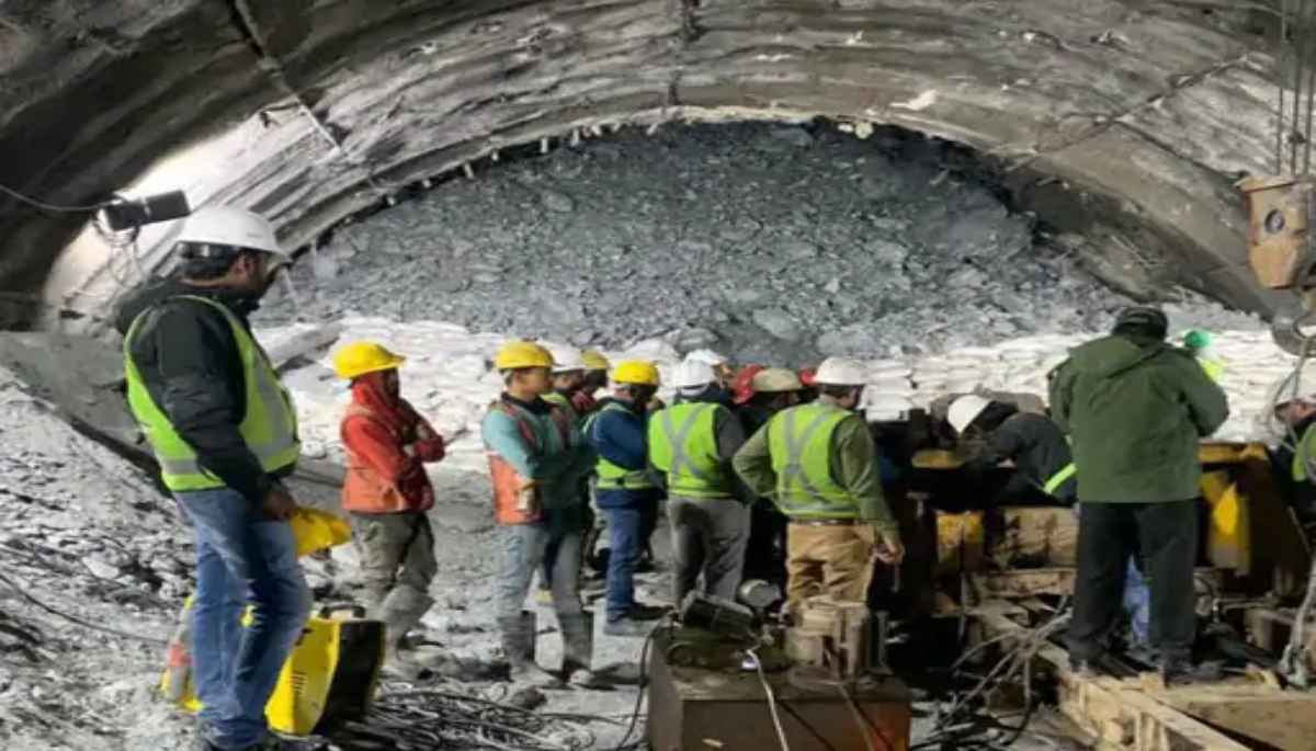 Uttarkashi Tunnel Accident: सुरंग में फंसी 40 जिंदगियों को बचाने की जंग जारी, पूर्व सेना प्रमुख ने बढ़ाया हौसला