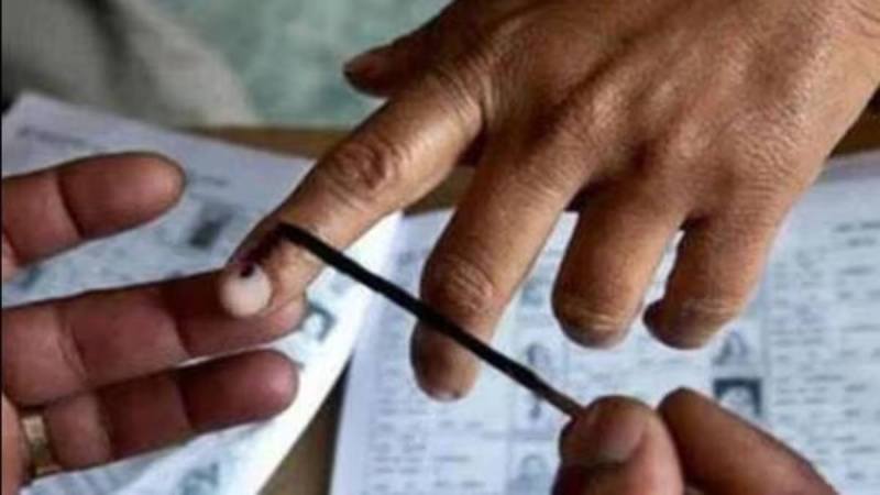 Chhattisgarh Assembly Election 2023, Voting Update, Election News, Chhattisgarh News, Hindi News, First Phase Voting, Suffrage, Couple set example by voting