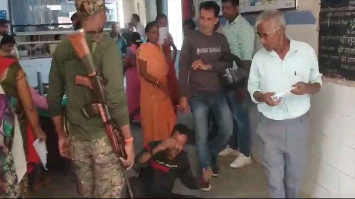 प्यार में धोखा मिला तो युवक ने शराब पीकर किया हाई वोल्टेज ड्रामा, टल्ली होकर कहने लगा- आई लव यू...