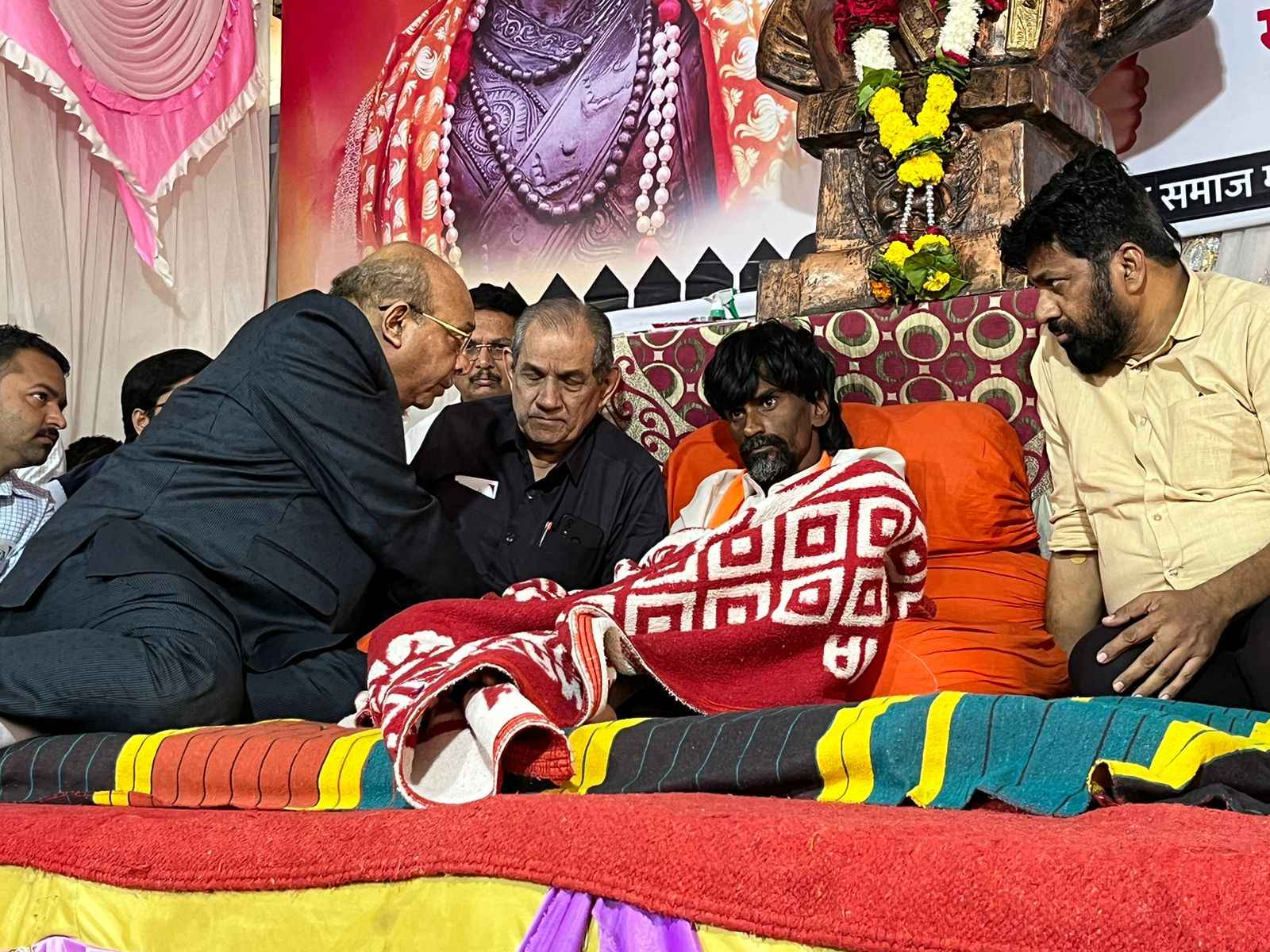 Inside Story: मराठा आरक्षण को लेकर अनशन पर बैठे मनोज जरांगे पीछे क्यों हटे?