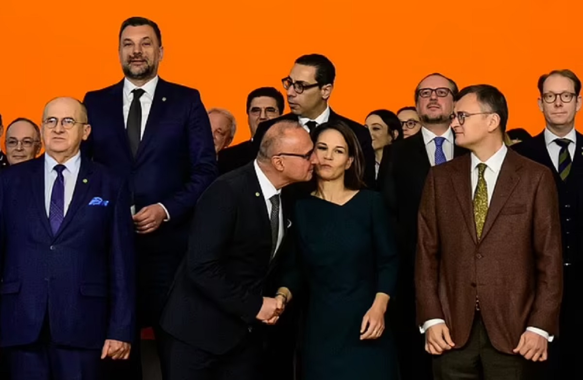 Croatian Minister Kisses German counterpart