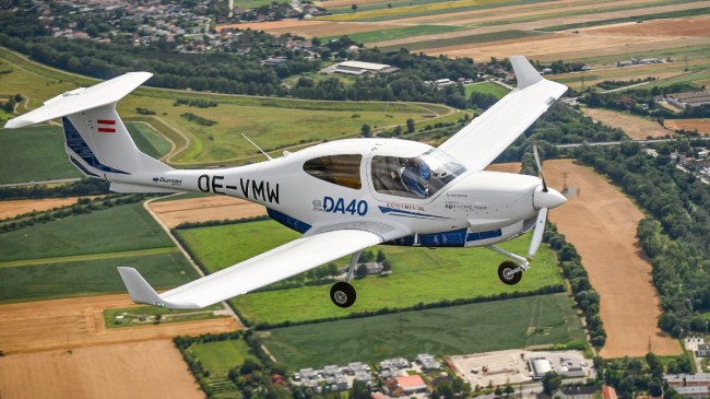 OMG! प्लेन चलाना सीख रही थी महिला पायलट, रनवे की जगह रोड पर उतार दिया