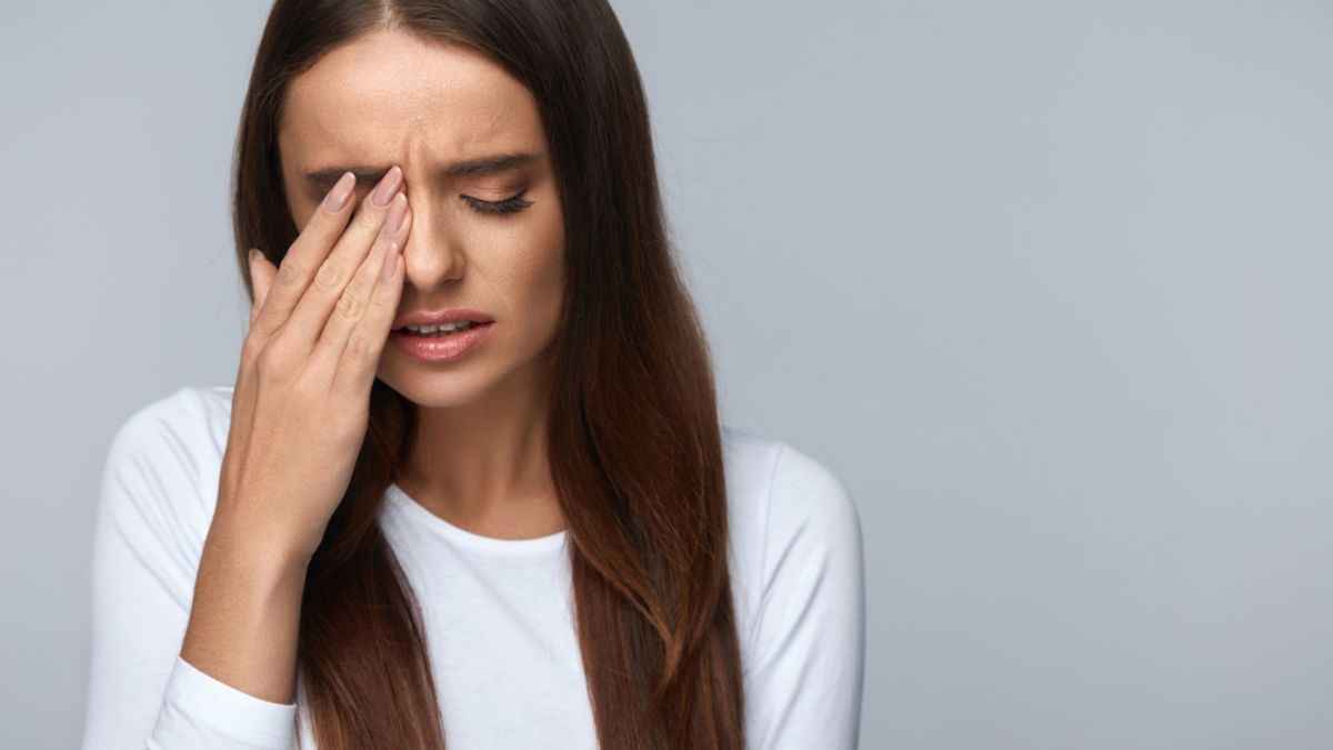 आंखों के दोनों तरफ सिर में दर्द क्यों होता है? क्या साइड इफेक्ट और कैसे करें बचाव?