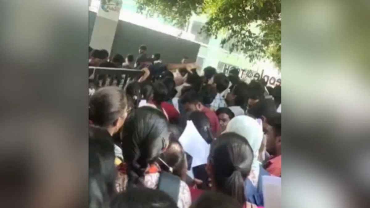 Watch Video: कंपनी ने की वॉक-इन इंटरव्यू घोषणा, गेट पर उमड़ा हुजूम, दंग रह गए लोग