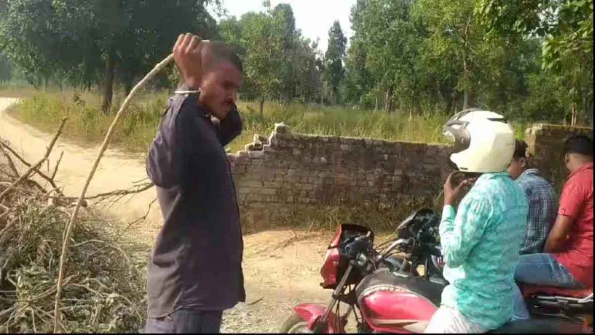 गजब गुंडागर्दी है...खेत को जाने वाले रास्ते पर बना दिया चैक पोस्ट, कहते- पहले टैक्स भरो, फिर जाओ