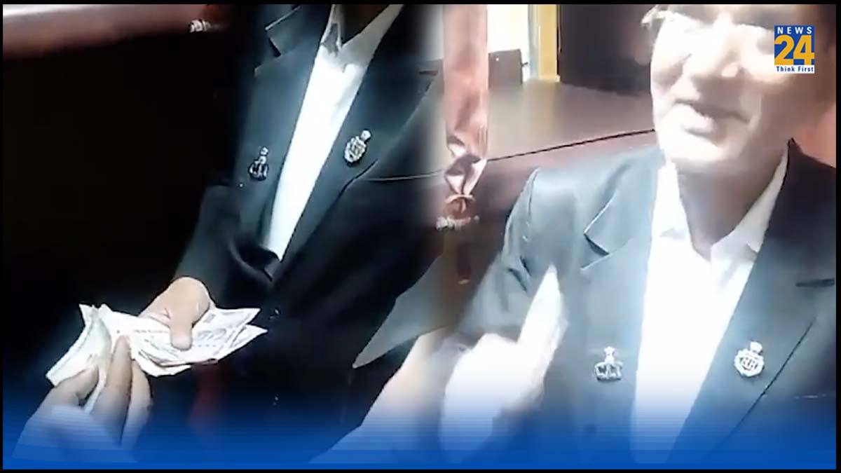 Watch Video: ट्रेन में AC सीट के लिए रिश्वत लेता कैमरे में कैद हुआ TTE, बोला- कोई नहीं करेगा परेशान