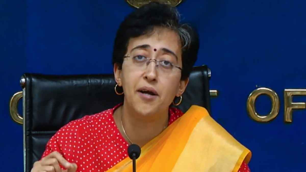 आतिशी ने सीएम केजरीवाल को सौंपी जांच रिपोर्ट, चीफ सेक्रेटरी ने बेटे की कंपनी को पहुंचाया 850 करोड़ का फायदा