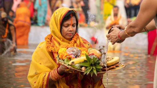 chhath puja school holiday  यूपी में छठ पूजा पर जिला स्तरीय छुट्टी घोषित  जानें किन जिलों में बंद रहेंगे स्कूल