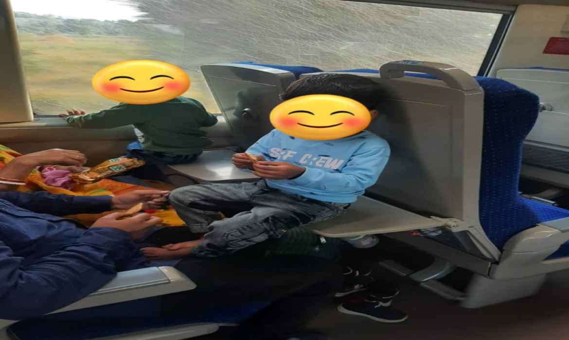 Vande Bharat में स्नेक ट्रे पर बैठे दिखे दो बच्चे, देखें रेलवे अधिकारी का रिएक्शन