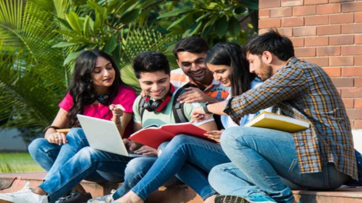 क्या देश में IIT का क्रेज हो रहा कम? 5 साल में पहली बार खाली रहीं 45 सीटें