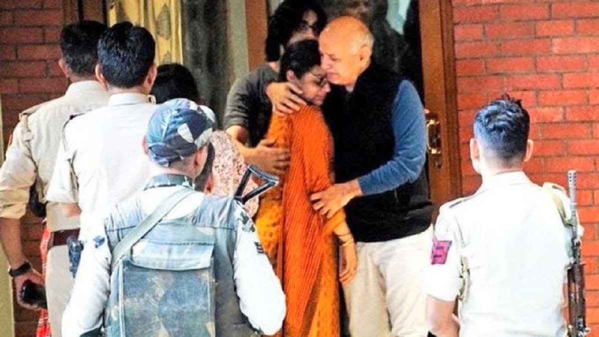 Manish Sisodia बीमार पत्नी को गले लगा फूट-फूट कर रोये, Kejriwal बोले- तस्वीर काफी पीड़ादायक