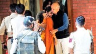 Manish Sisodia Hugged Wife