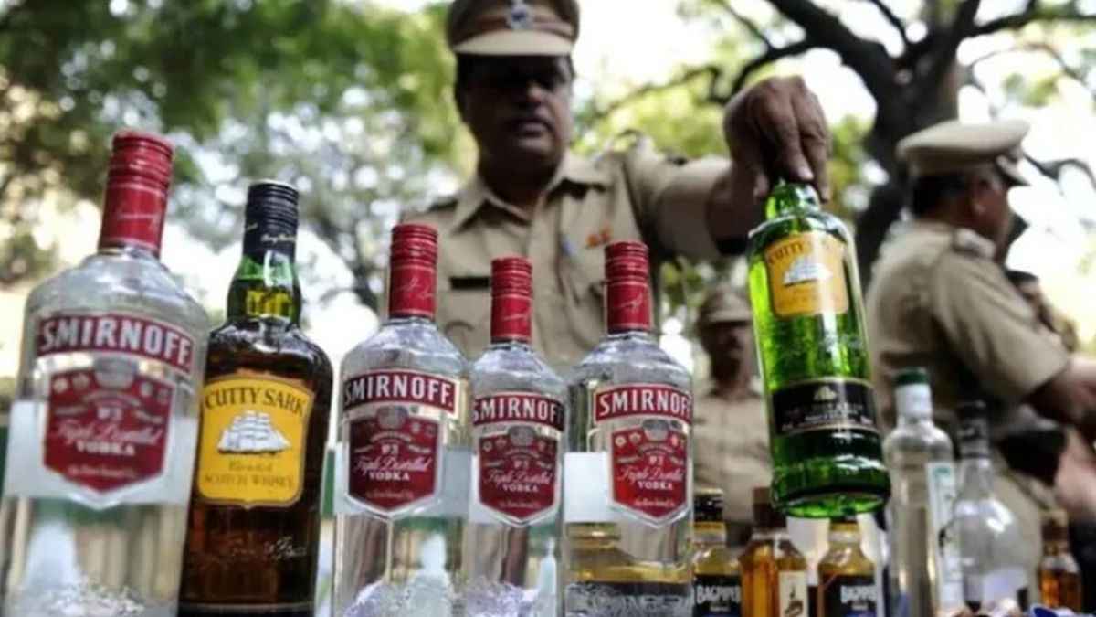 गजब! लॉकअप से पुलिसवालों ने ही उड़ाई तस्करों से बरामद की गईं शराब की बोतलें, पांच गिरफ्तार