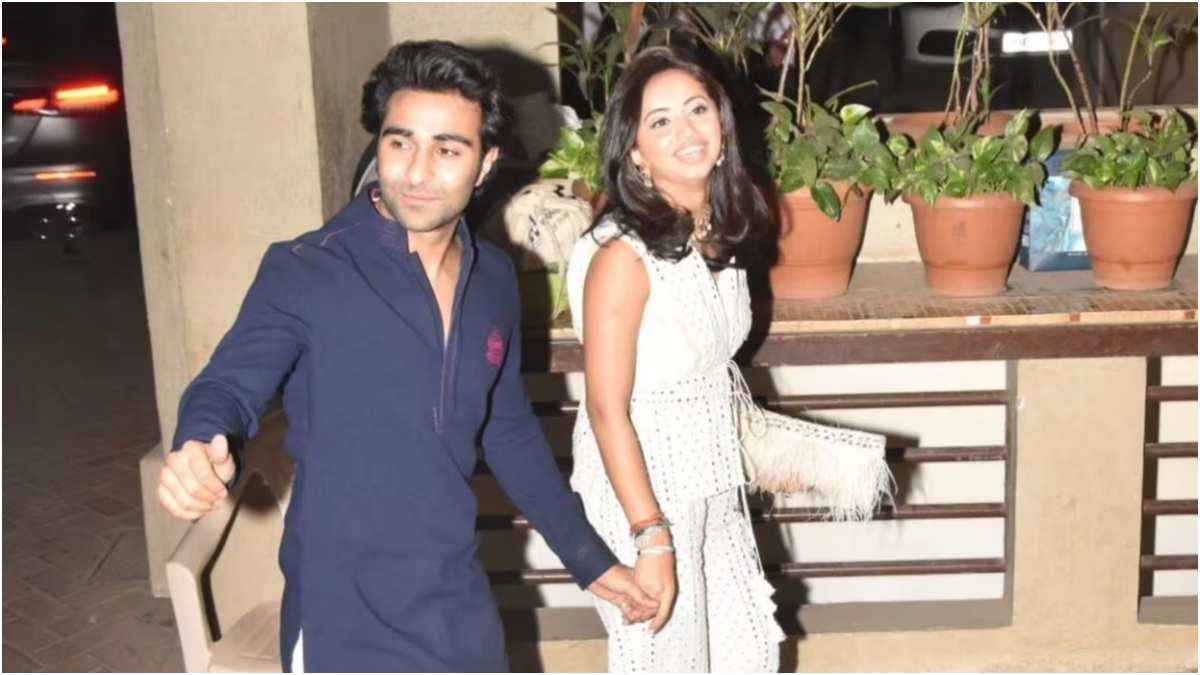 Aadar Jain ने मिस्ट्री गर्ल संग रिश्ते पर लगाई मुहर, फिर नई गर्लफ्रेंड का हाथ थामे दिखे एक्टर