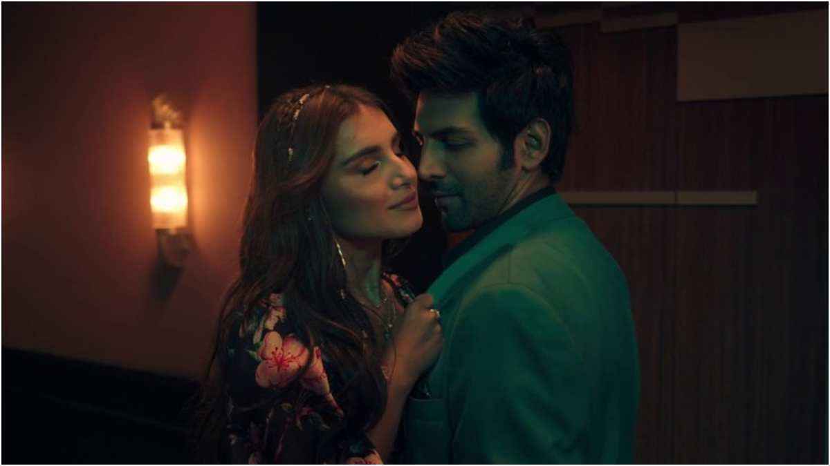 Kartik Aaryan Tara Sutaria Viral Romantic Photo