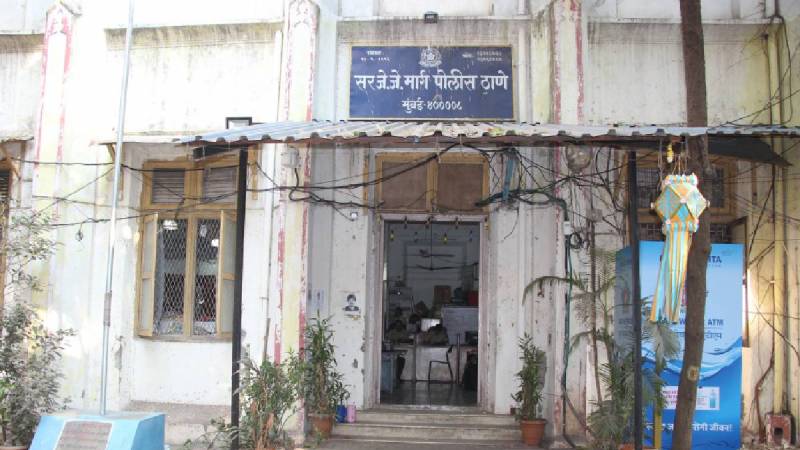 uttar pradesh Man gold capsules in tummy arrested who fled Customs custody